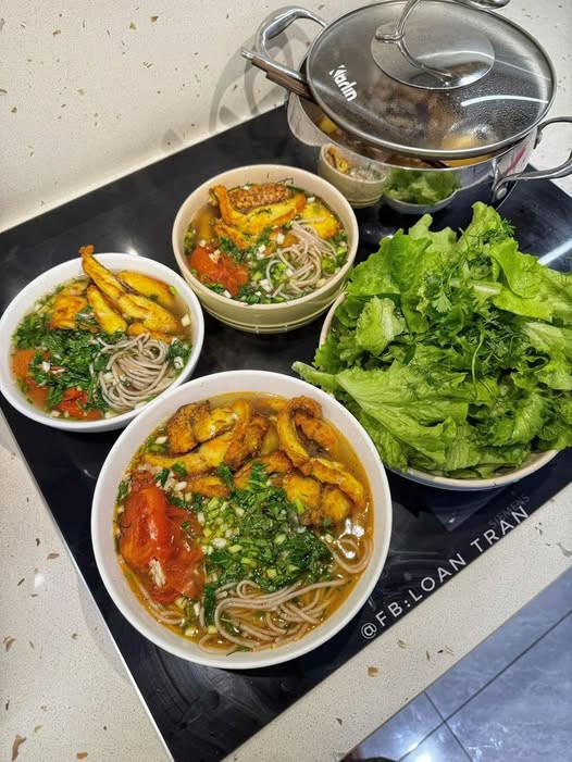 Cần một cô giúp việc ở lại.