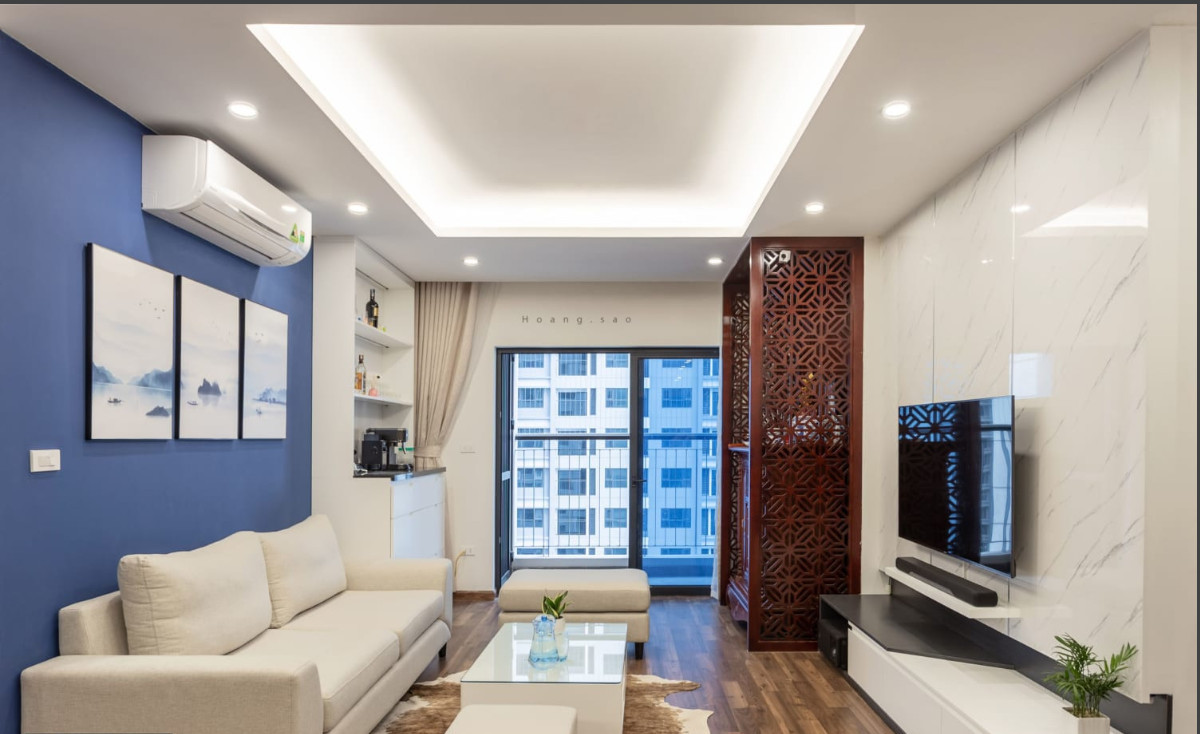 Ông bà về quê sống nên em cần chị giúp việc phụ em đi chợ trông coi nhà cửa.