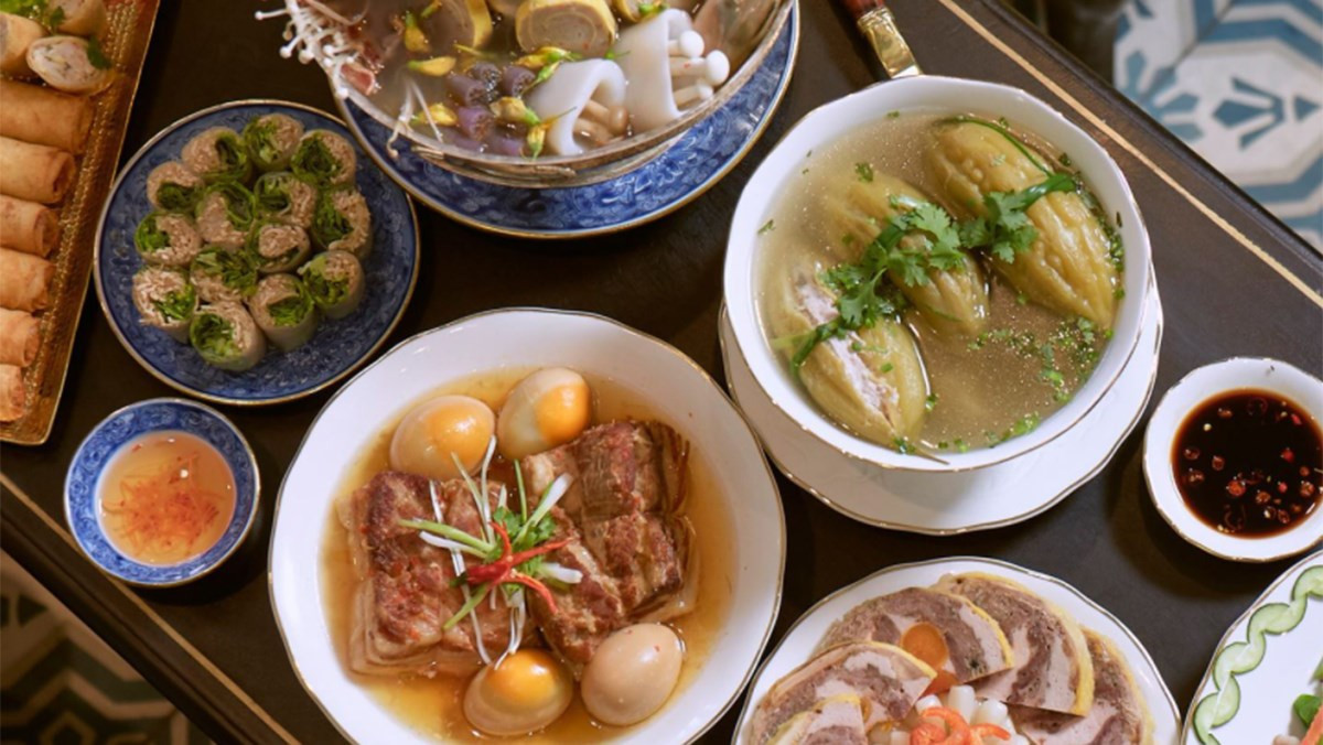 Ông bà về quê sống nên em cần chị giúp việc phụ em đi chợ trông coi nhà cửa.