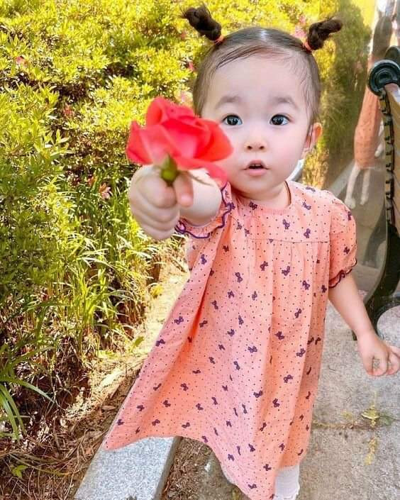 Bé nhà em được 18 tháng, cần 1 chị trông nom, chơi với bé để ba mẹ đi làm.