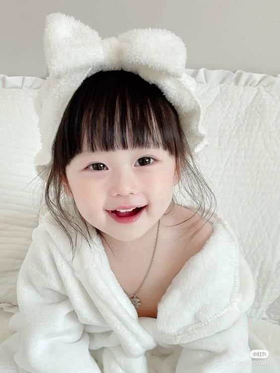 Bé nhà em được 18 tháng, cần 1 chị trông nom, chơi với bé để ba mẹ đi làm.