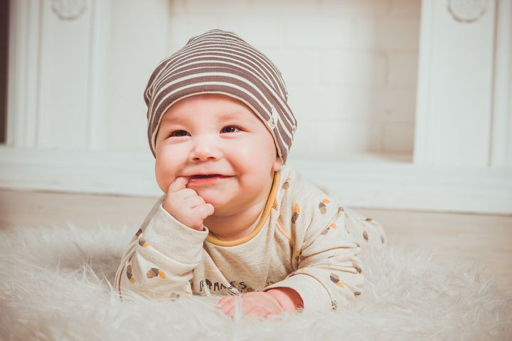 Bé nhà em được 18 tháng, cần 1 chị trông nom, chơi với bé để ba mẹ đi làm.