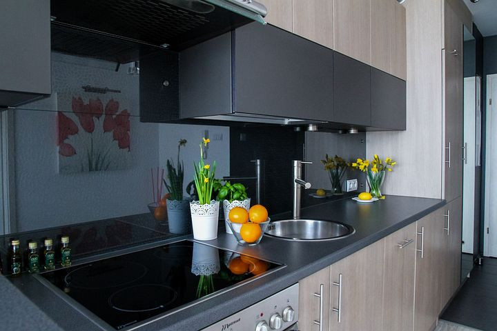 Ông bà về quê sống nên em cần chị giúp việc phụ em đi chợ trông coi nhà cửa.