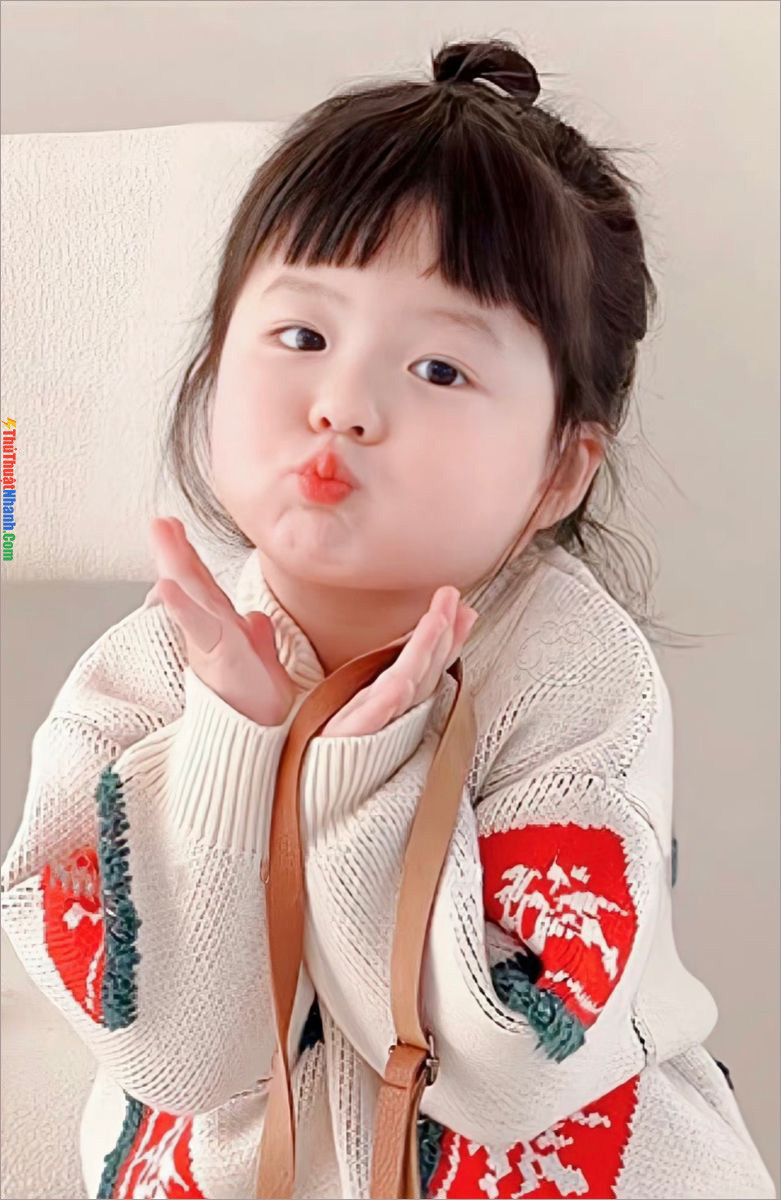 Bé nhà em được 18 tháng, cần 1 chị trông nom, chơi với bé để ba mẹ đi làm.