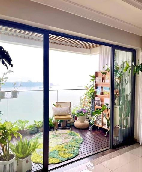 Ông bà về quê sống nên em cần chị giúp việc phụ em đi chợ trông coi nhà cửa.